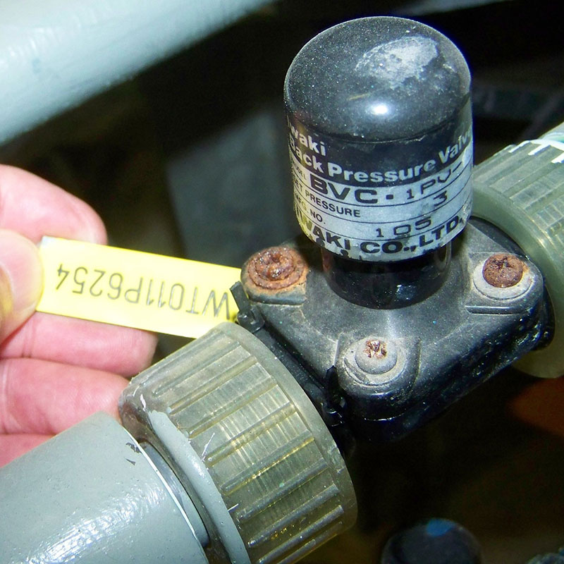 Hand lifting tag on valve